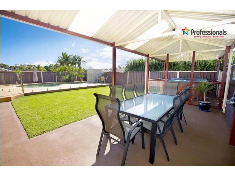 11 Solander Drive, St Clair NSW 2759