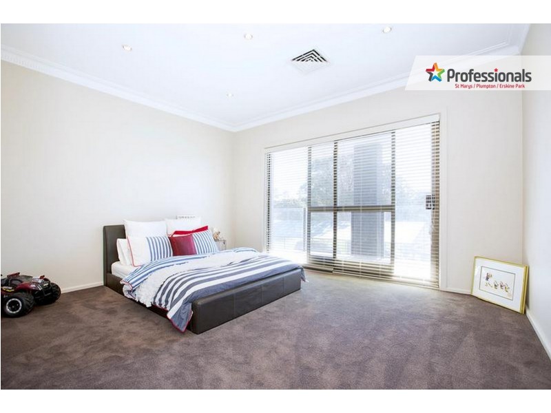 94-100 Explorers Way, St Clair NSW 2759