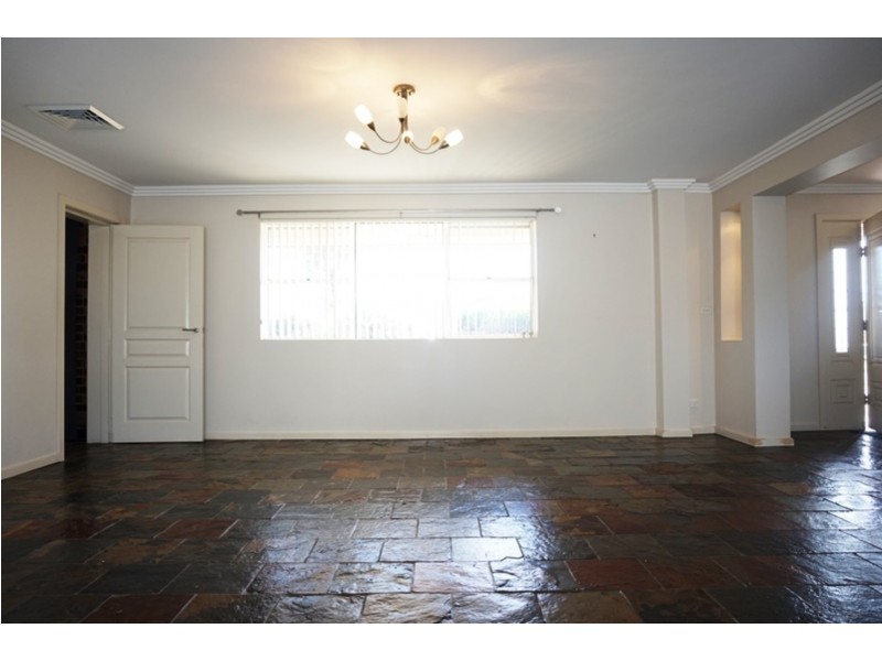 10 Grevillea Drive, St Clair NSW 2759