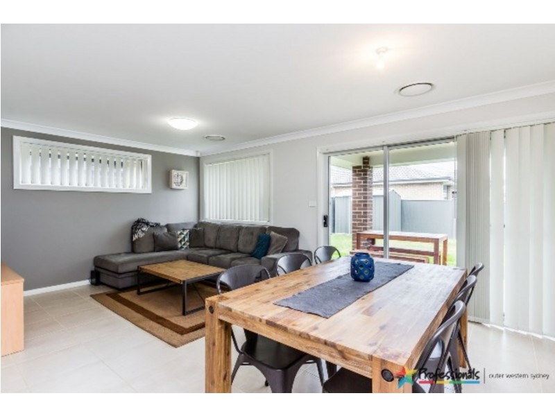 3 Cowra Place, Ropes Crossing NSW 2760