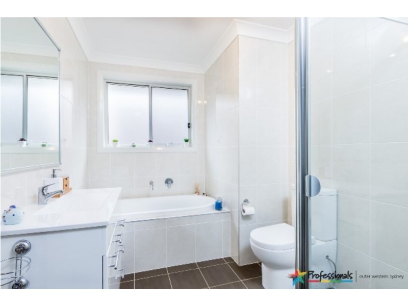 3 Cowra Place, Ropes Crossing NSW 2760