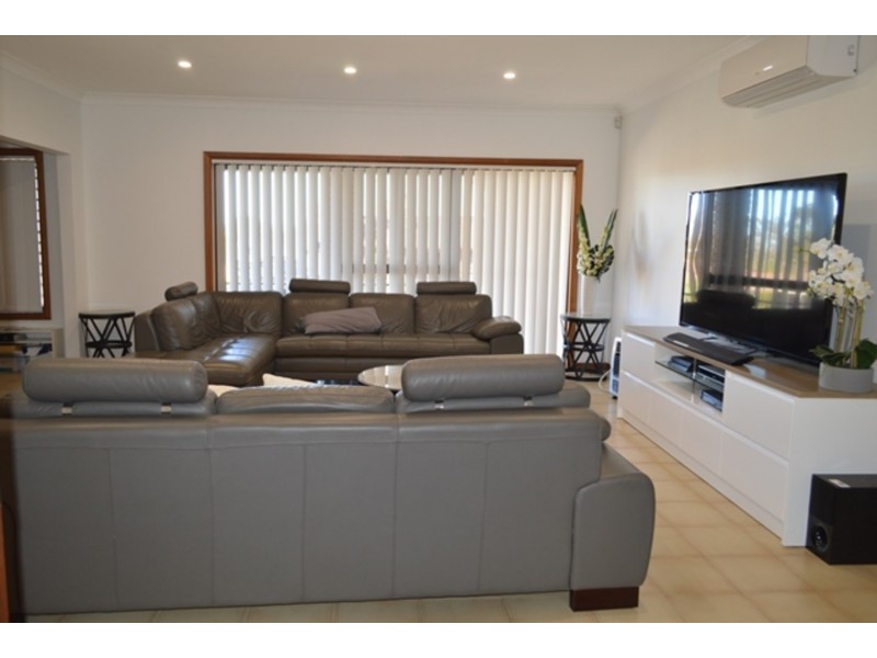 43 Arundle park Drive, St Clair NSW 2759