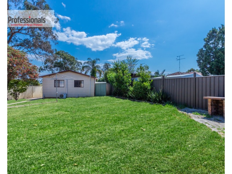 7 Paradise Place, St Clair NSW 2759
