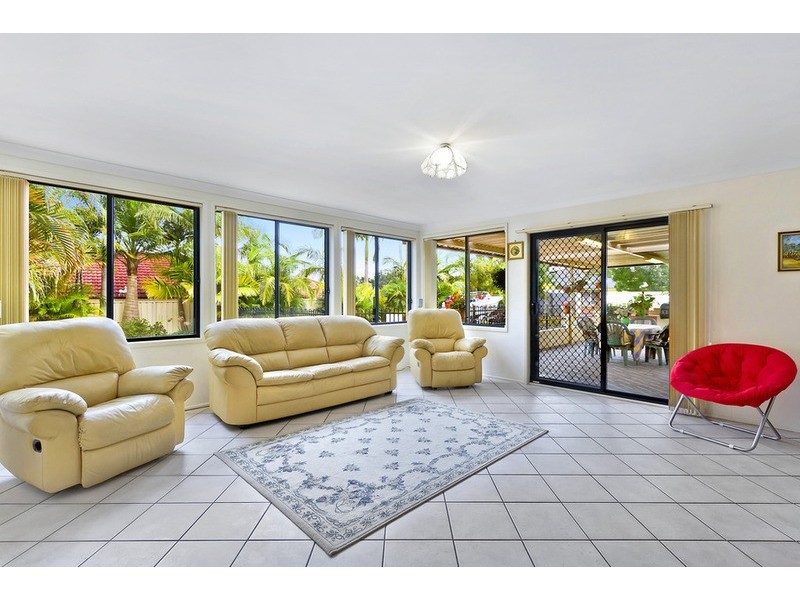 8 Surrey Close, Kanwal NSW 2259