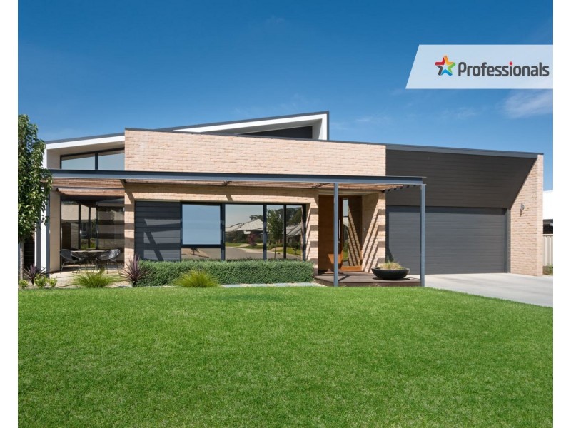 13 Cootamundra Boulevard, Gobbagombalin NSW 2650