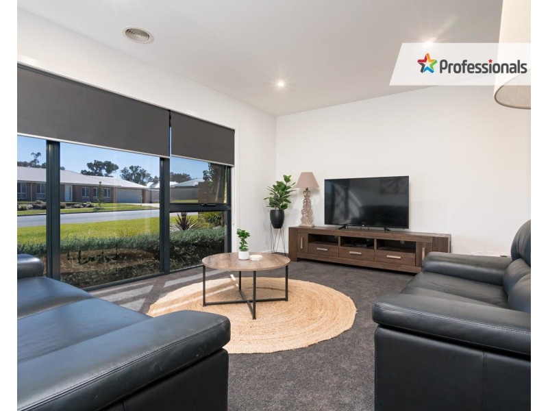 13 Cootamundra Boulevard, Gobbagombalin NSW 2650