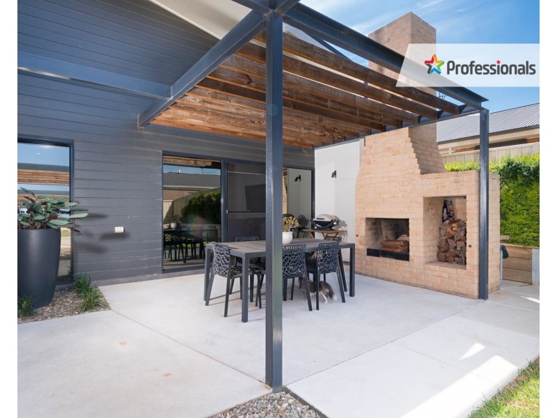 13 Cootamundra Boulevard, Gobbagombalin NSW 2650