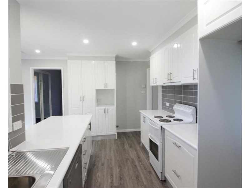 11 Gregory Crescent, Lake Albert NSW 2650