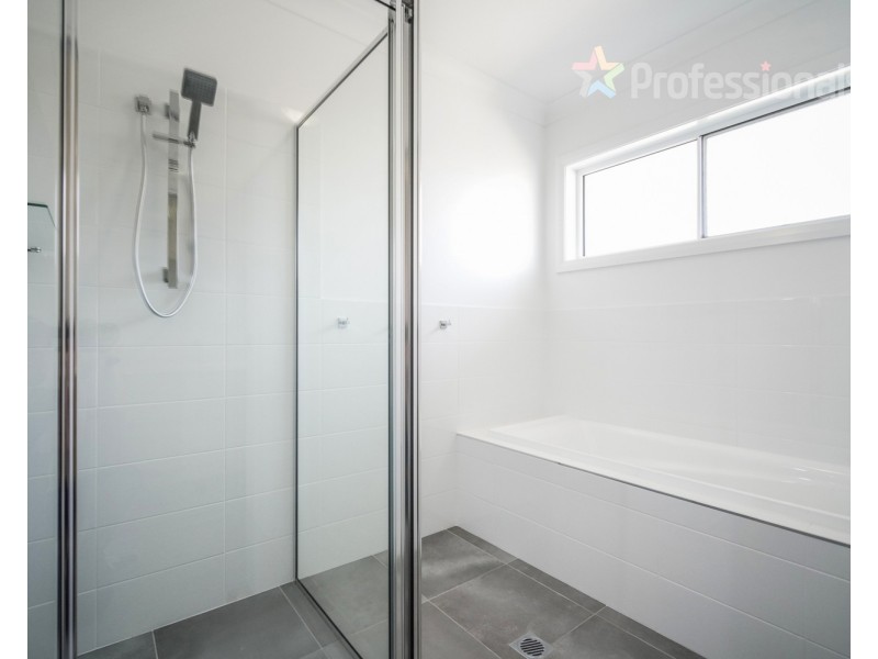 42 Paradise Drive, Gobbagombalin NSW 2650