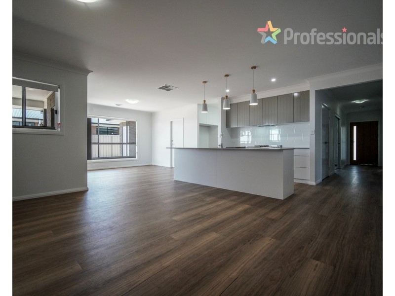 42 Paradise Drive, Gobbagombalin NSW 2650