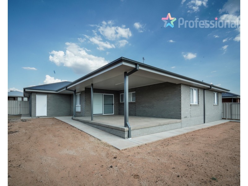 42 Paradise Drive, Gobbagombalin NSW 2650