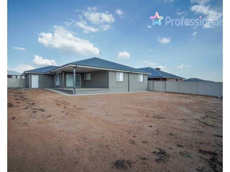 42 Paradise Drive, Gobbagombalin NSW 2650