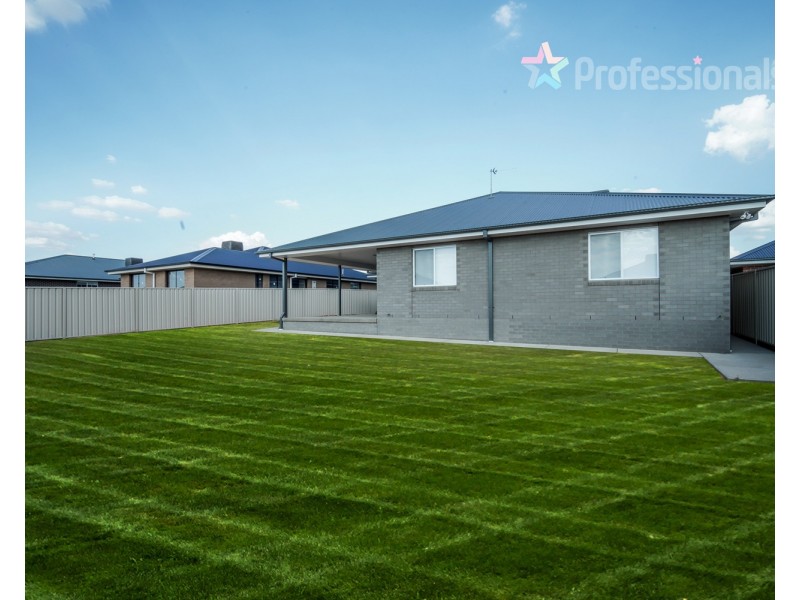 42 Paradise Drive, Gobbagombalin NSW 2650