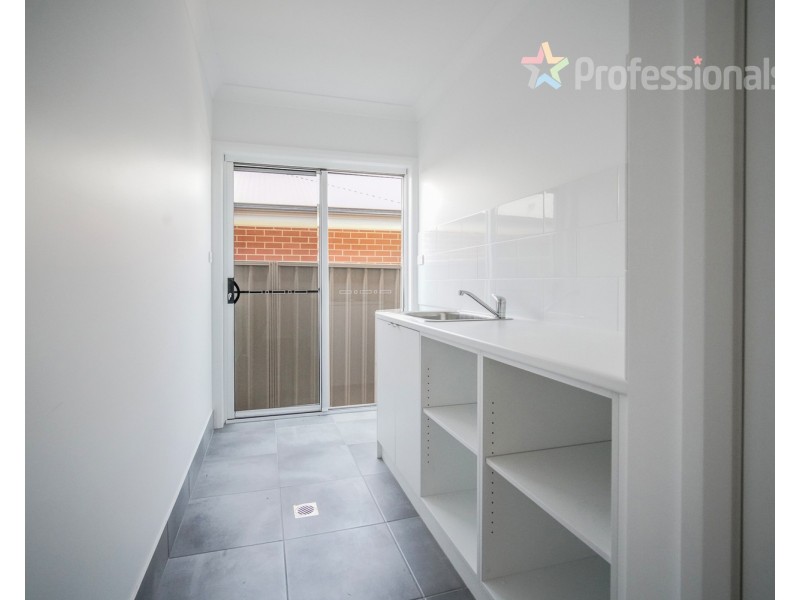 42 Paradise Drive, Gobbagombalin NSW 2650