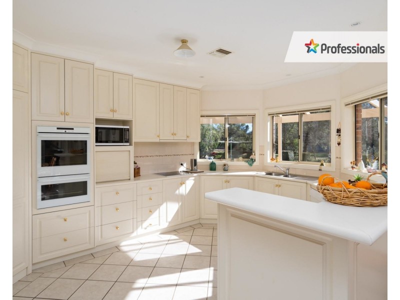31 Gregadoo Road, Lake Albert NSW 2650