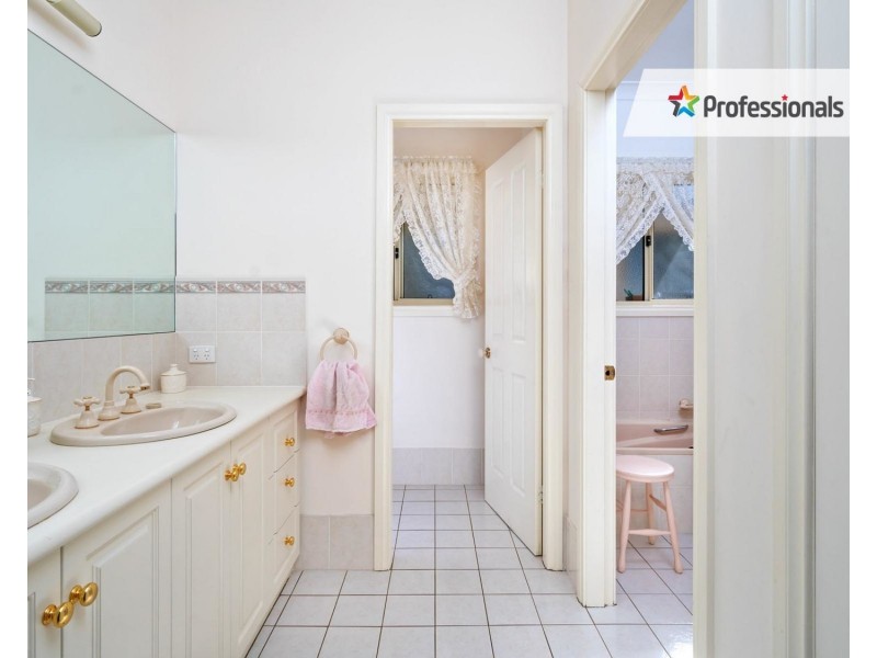 31 Gregadoo Road, Lake Albert NSW 2650