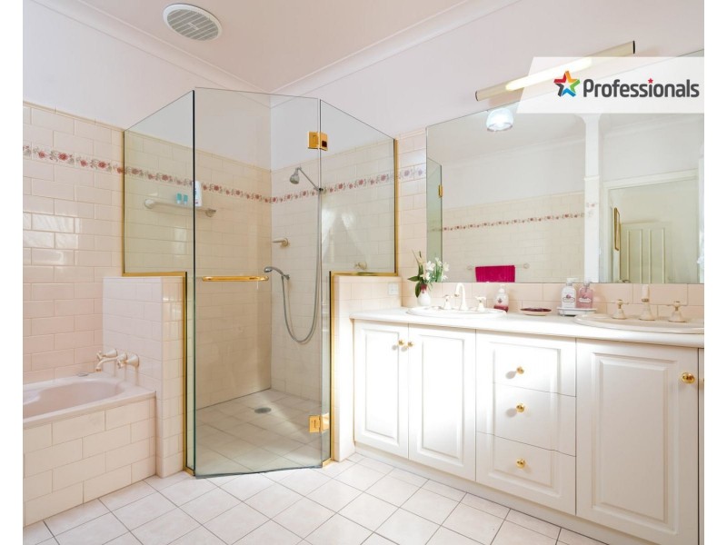31 Gregadoo Road, Lake Albert NSW 2650