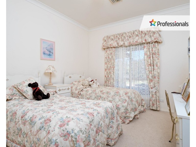 31 Gregadoo Road, Lake Albert NSW 2650