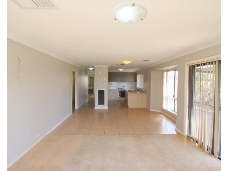 4 Kolor Place, Bourkelands NSW 2650