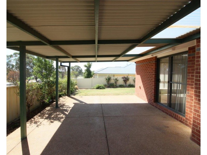 4 Kolor Place, Bourkelands NSW 2650