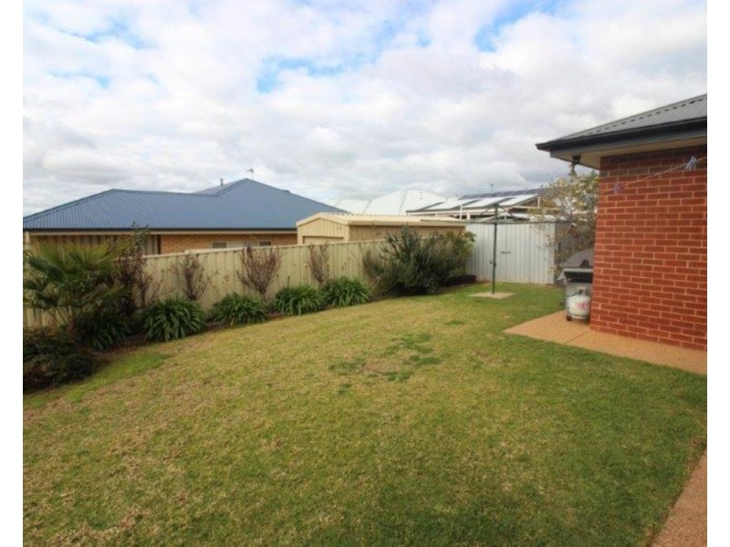 4 Kolor Place, Bourkelands NSW 2650