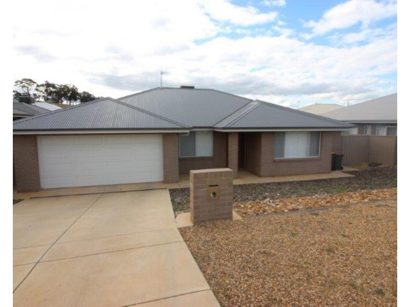 16 Watson Boulevard, Lloyd NSW 2650