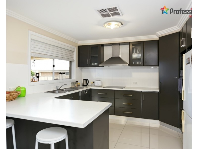 34 Deakin Avenue, Lloyd NSW 2650