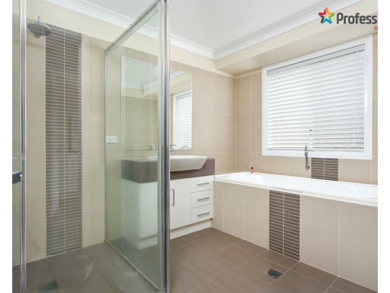 34 Deakin Avenue, Lloyd NSW 2650