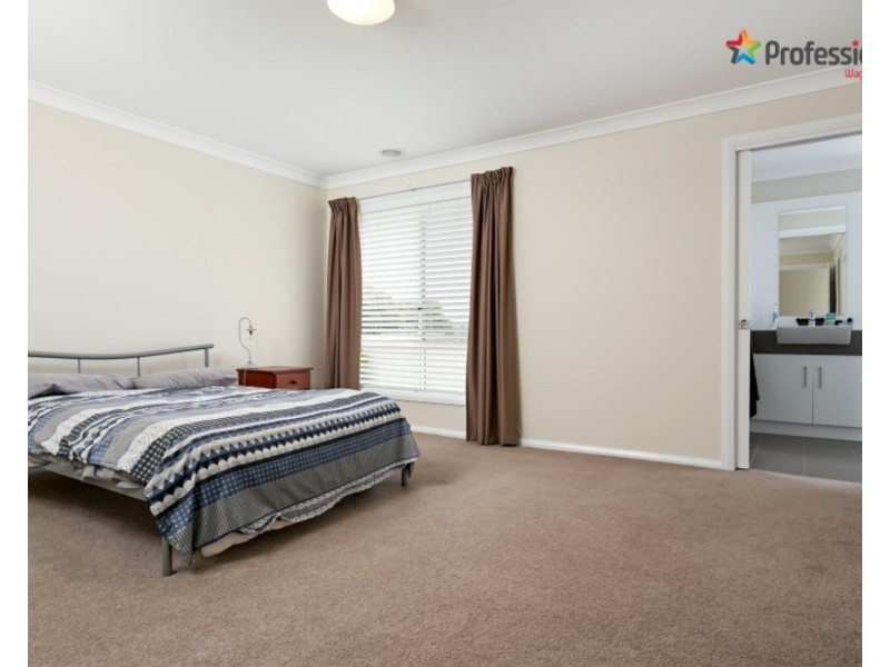 34 Deakin Avenue, Lloyd NSW 2650