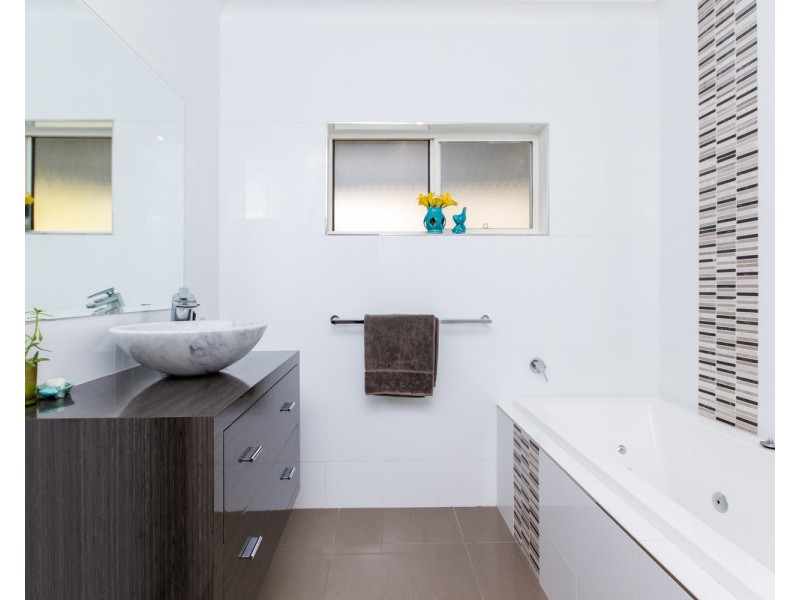 21 Rowan Road, Lake Albert NSW 2650