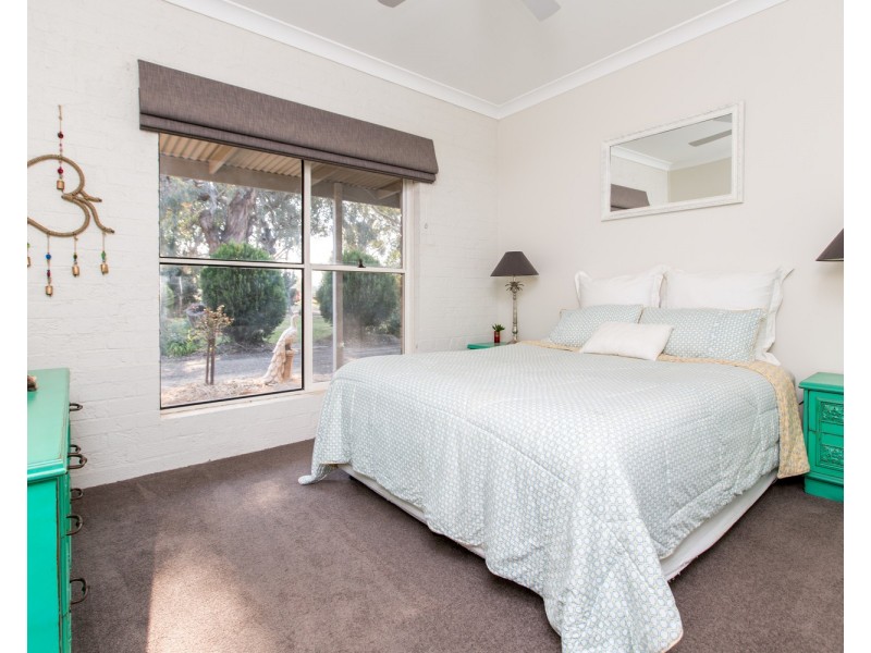 21 Rowan Road, Lake Albert NSW 2650
