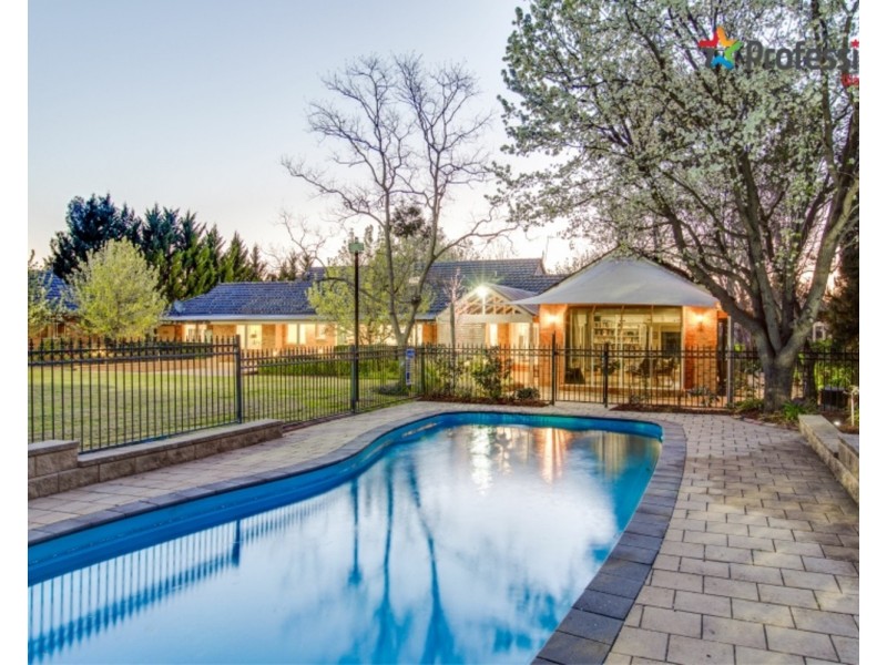 4 Lakehaven Drive, Lake Albert NSW 2650