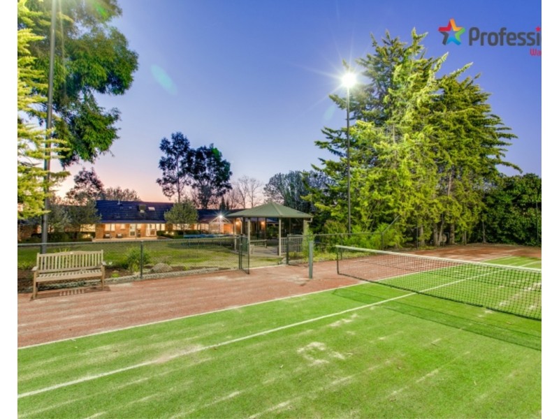 4 Lakehaven Drive, Lake Albert NSW 2650