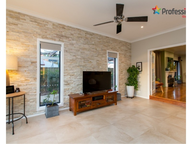 4 Lakehaven Drive, Lake Albert NSW 2650