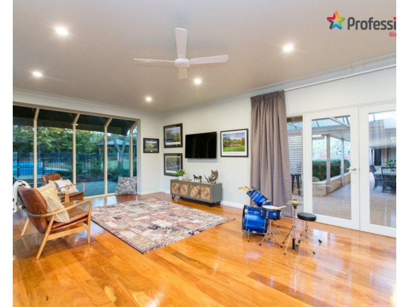 4 Lakehaven Drive, Lake Albert NSW 2650