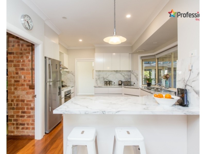 4 Lakehaven Drive, Lake Albert NSW 2650