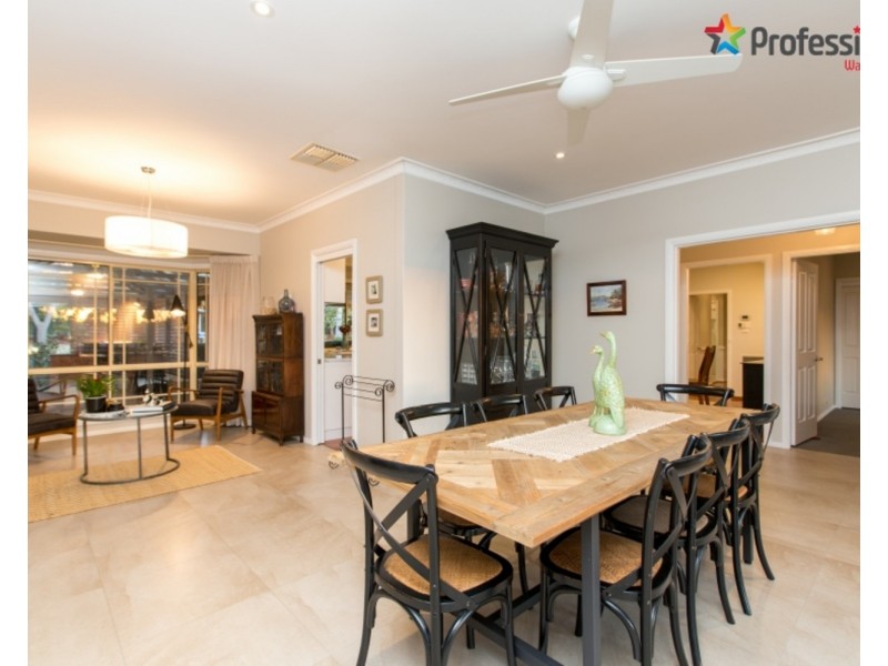 4 Lakehaven Drive, Lake Albert NSW 2650