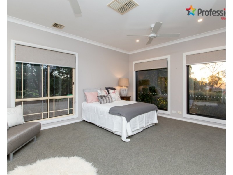 4 Lakehaven Drive, Lake Albert NSW 2650