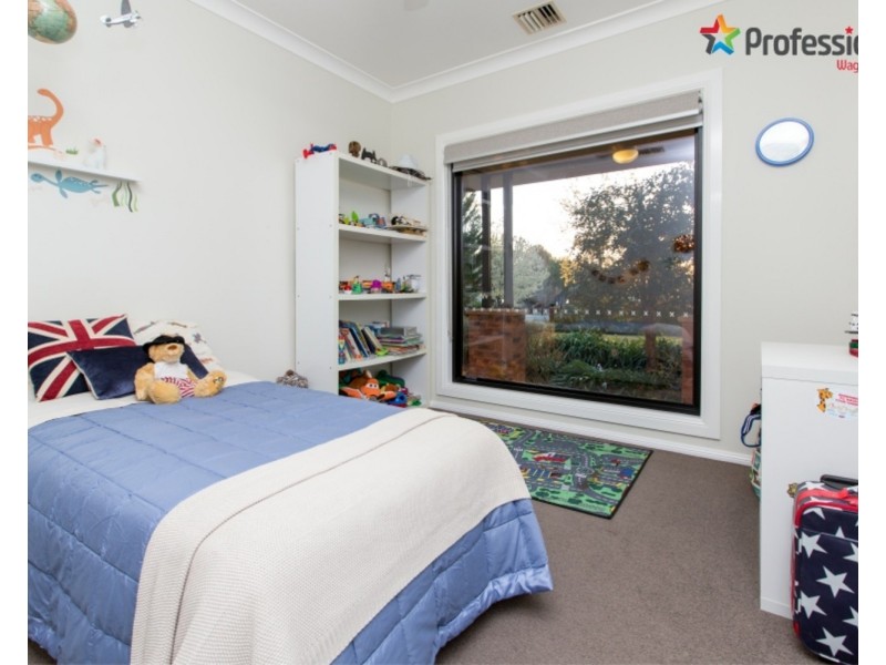 4 Lakehaven Drive, Lake Albert NSW 2650