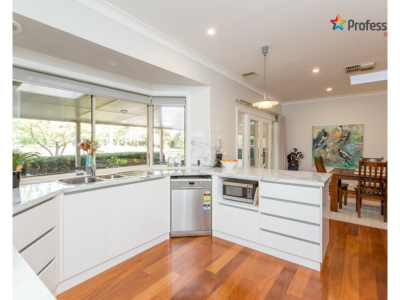 4 Lakehaven Drive, Lake Albert NSW 2650