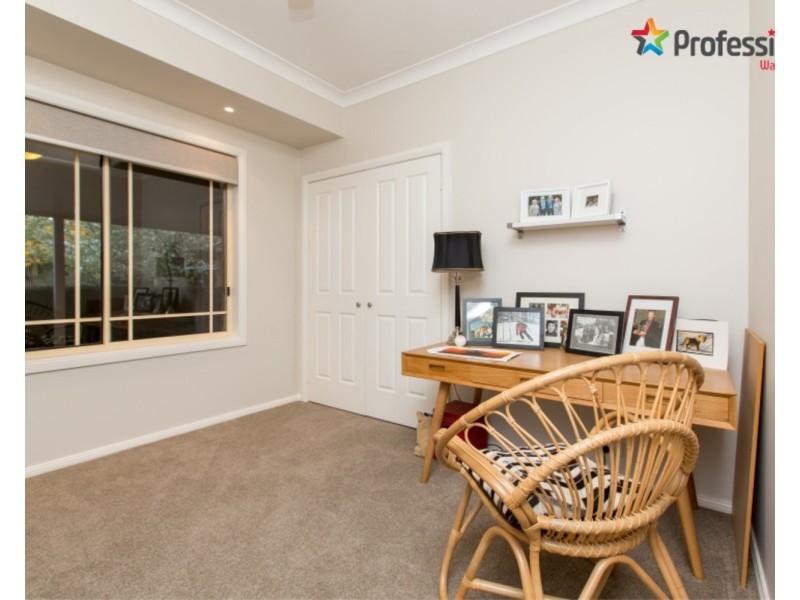 4 Lakehaven Drive, Lake Albert NSW 2650