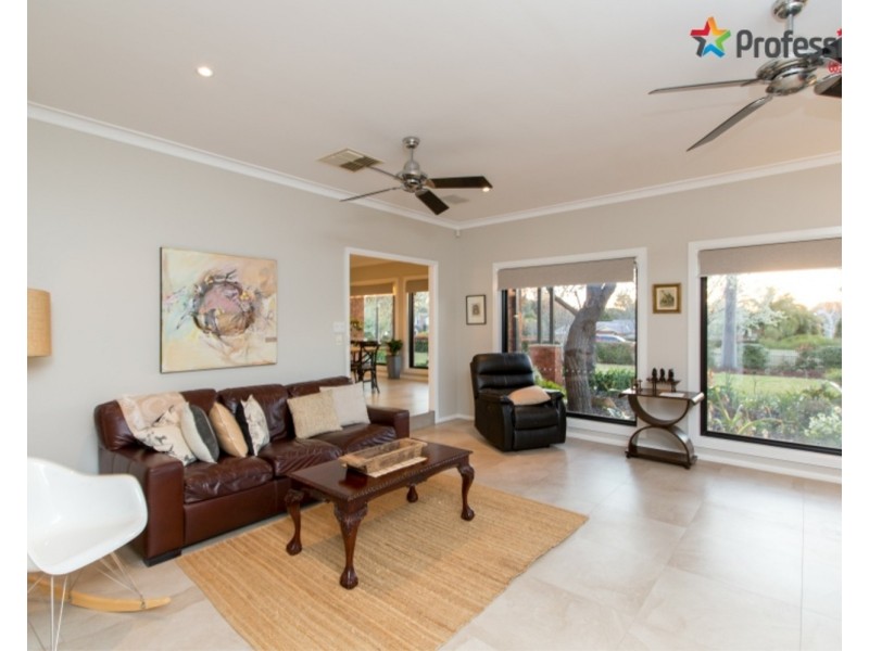 4 Lakehaven Drive, Lake Albert NSW 2650