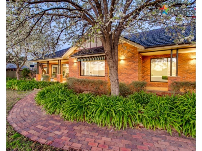 4 Lakehaven Drive, Lake Albert NSW 2650