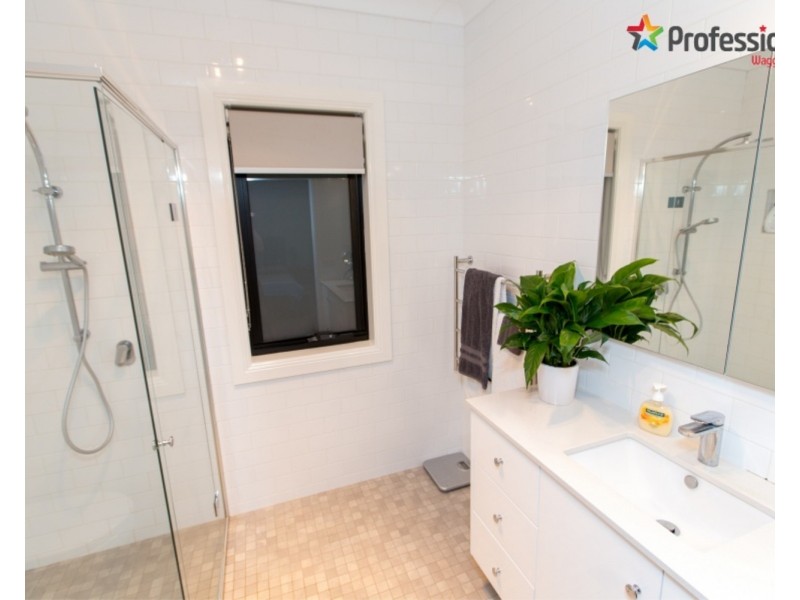 4 Lakehaven Drive, Lake Albert NSW 2650