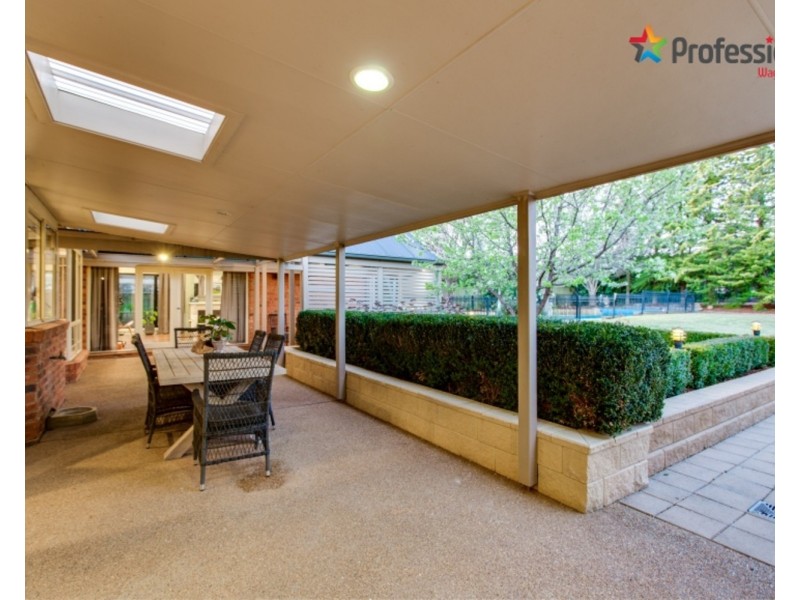 4 Lakehaven Drive, Lake Albert NSW 2650