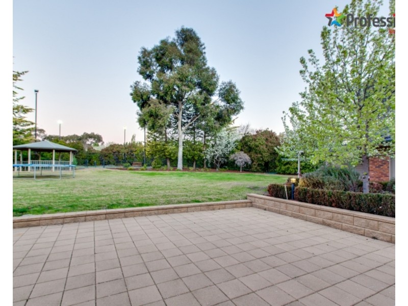 4 Lakehaven Drive, Lake Albert NSW 2650