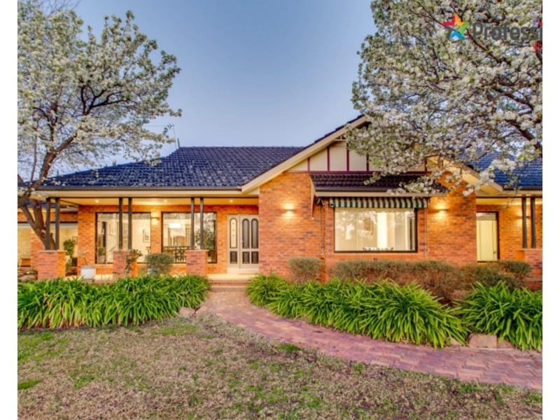 4 Lakehaven Drive, Lake Albert NSW 2650