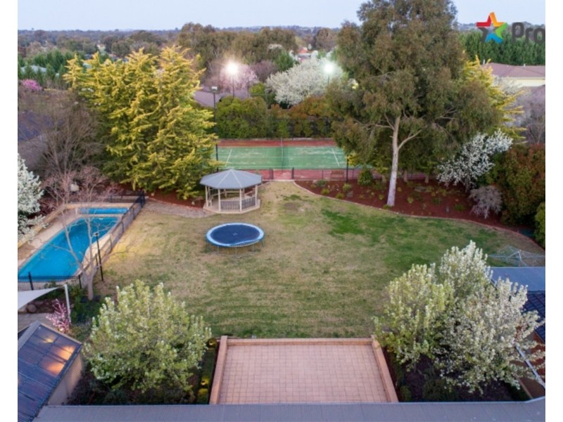 4 Lakehaven Drive, Lake Albert NSW 2650