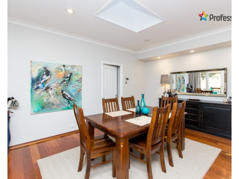 4 Lakehaven Drive, Lake Albert NSW 2650