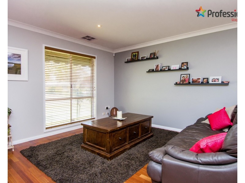 13 Myall Crescent, Lake Albert NSW 2650